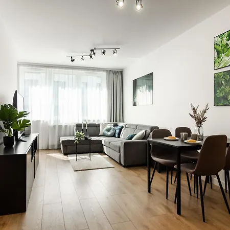 Апартаменти Near Sky Tower Free Parking For 2 Cars Вроцлав